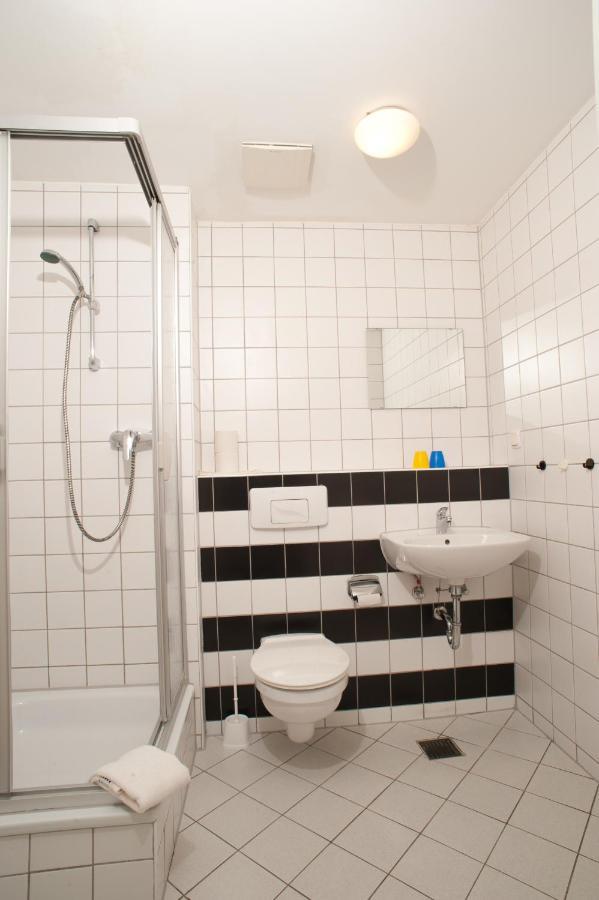 Camera Doppia con Letti Singoli e Bagno in Comune