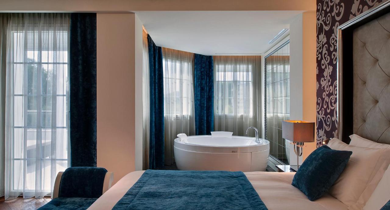 Queen Suite Spa Bath,1018175215:JPEG