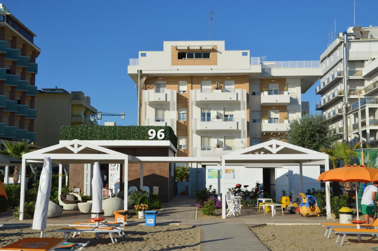 Deluxe Quadruple Front Sea View