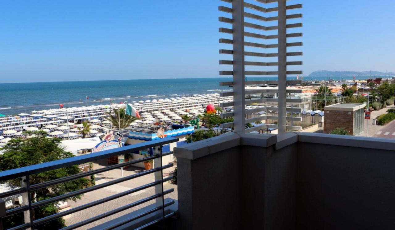 Deluxe Quadruple Front Sea View