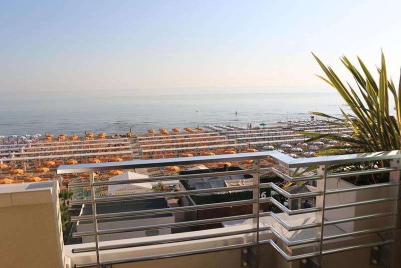 Deluxe Quadruple Front Sea View
