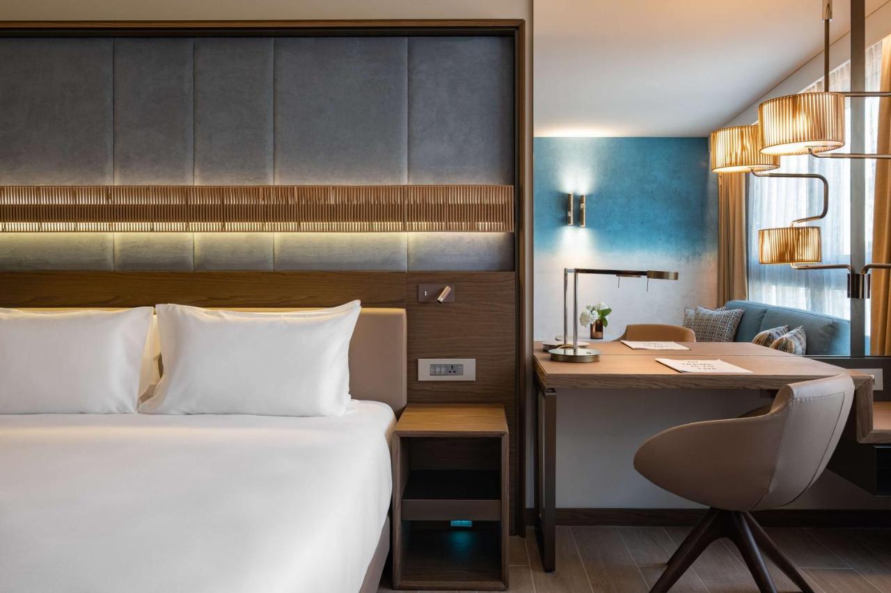 Deluxe King Room Balcony Sea View Club Access