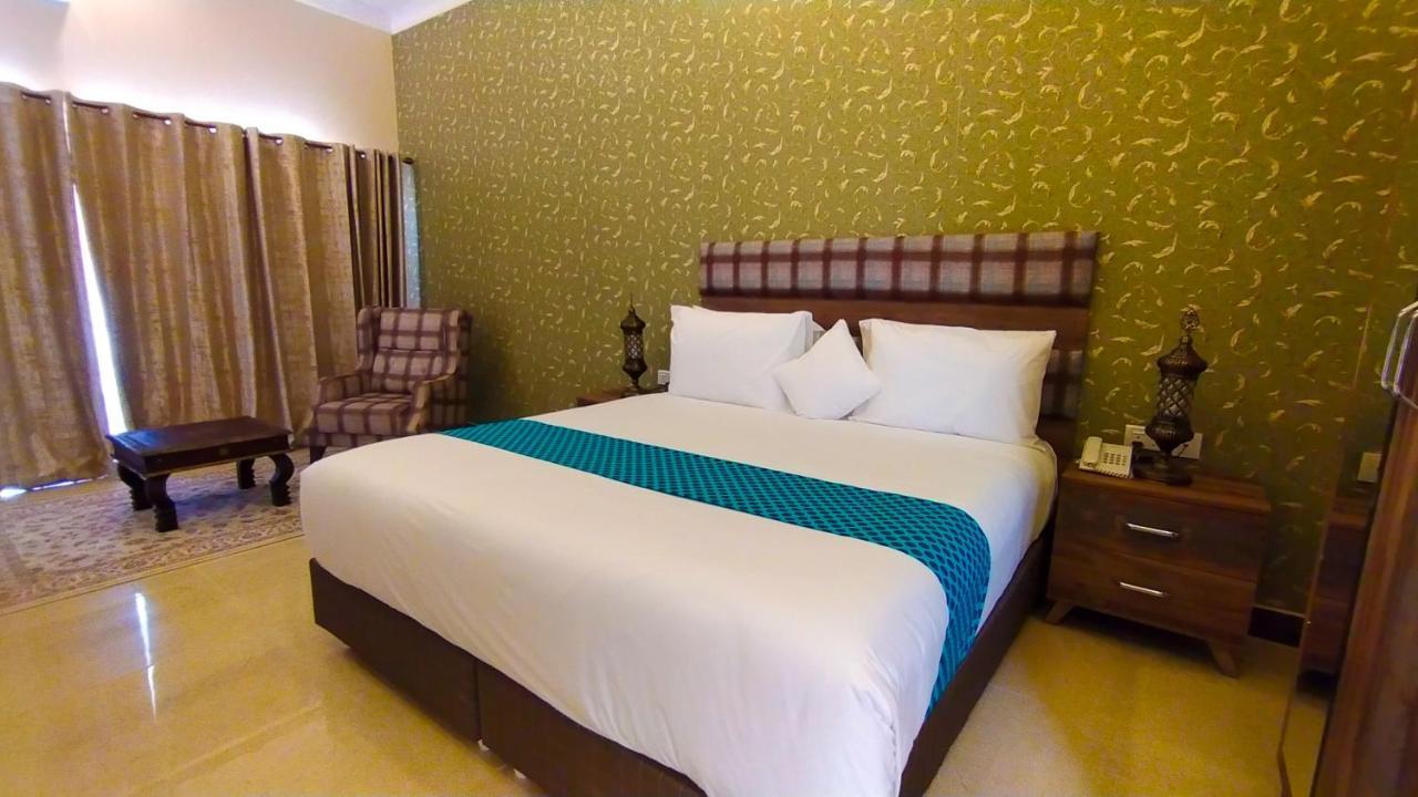 Deluxe King Room Garden View
