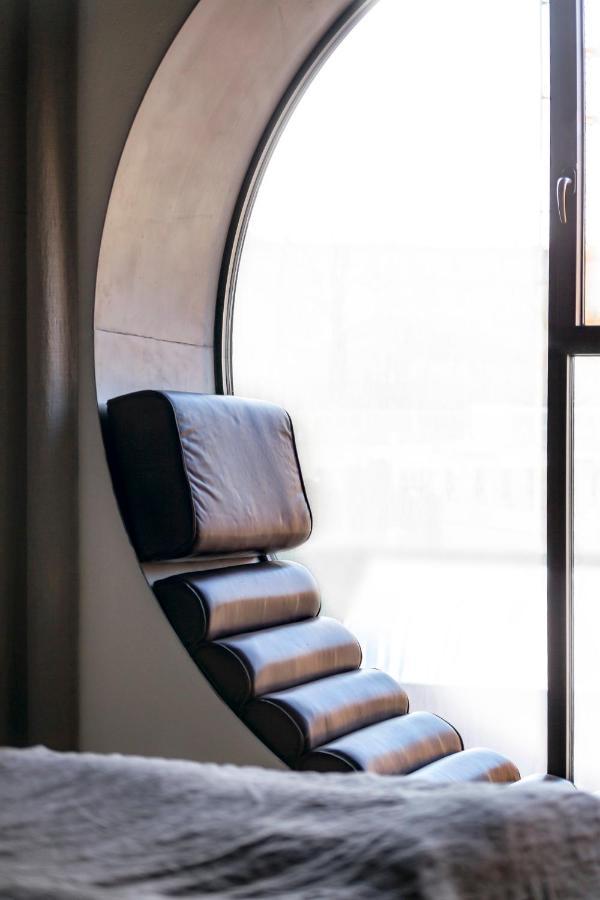 Deluxe Double Room Round Window