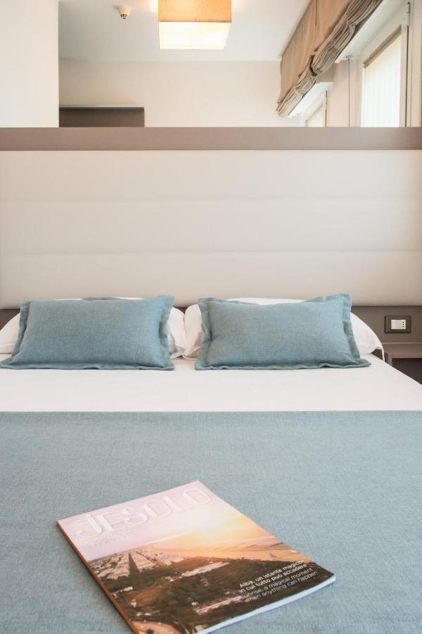 Camera Singola Comfort con Balcone e Vista Mare Laterale