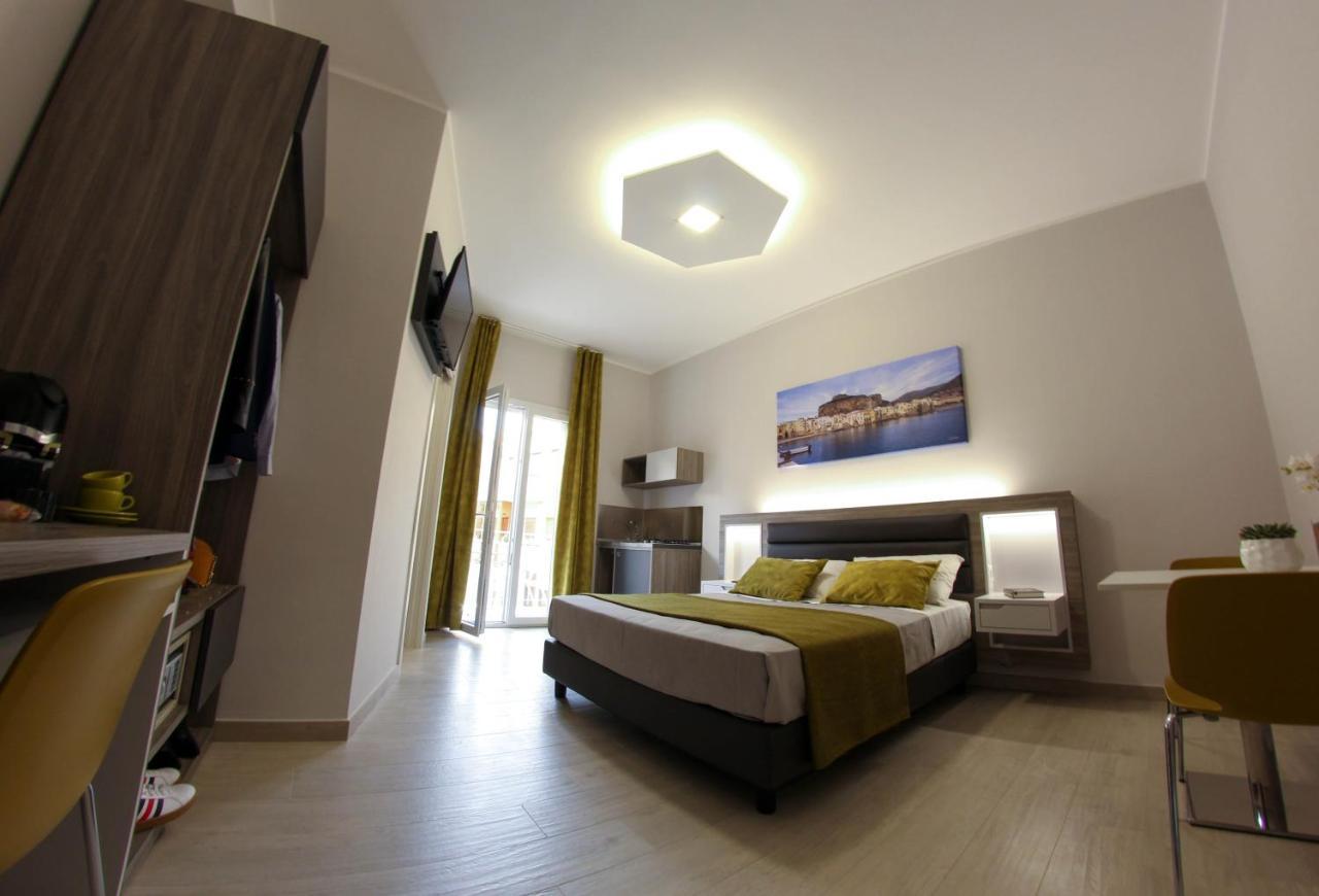 Camera Tripla Deluxe