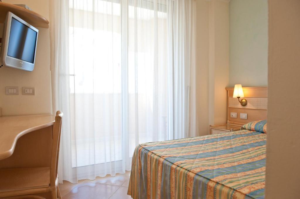 Double Room with Pool View - Beach Access