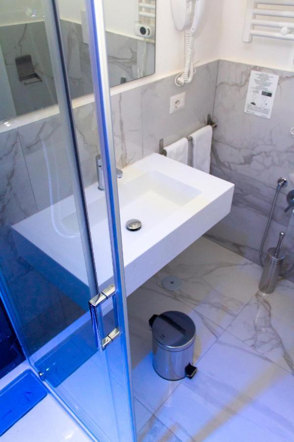 Modern Triple Room