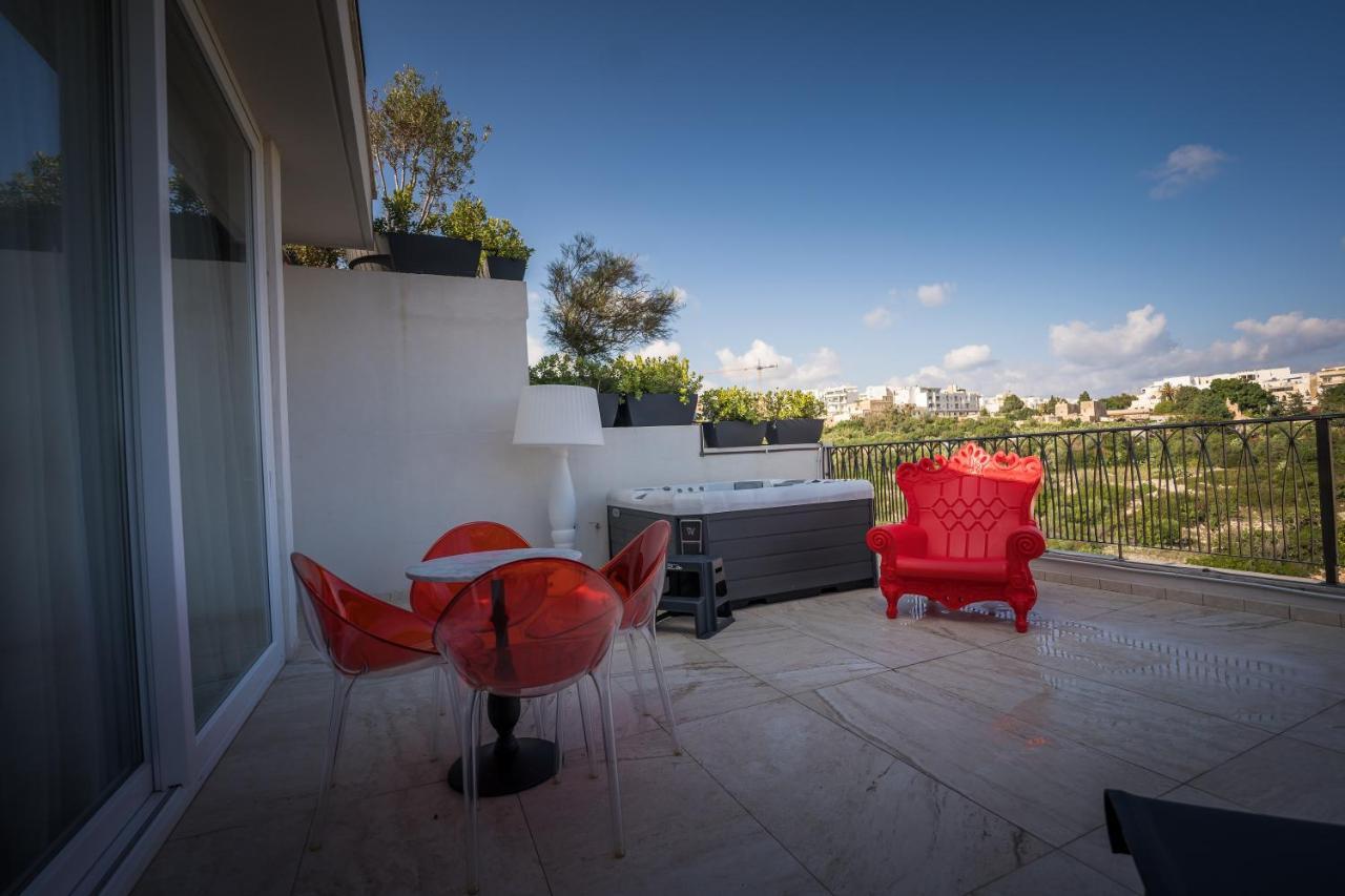 Executive Penthouse Kitchenette & Outdoor Spa Bath