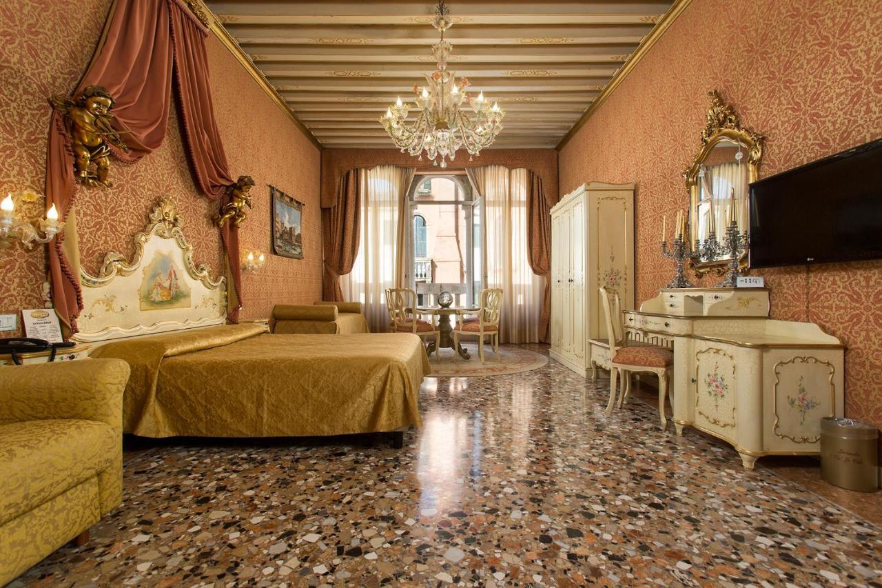 Suite King con Balcone con Vista Canale