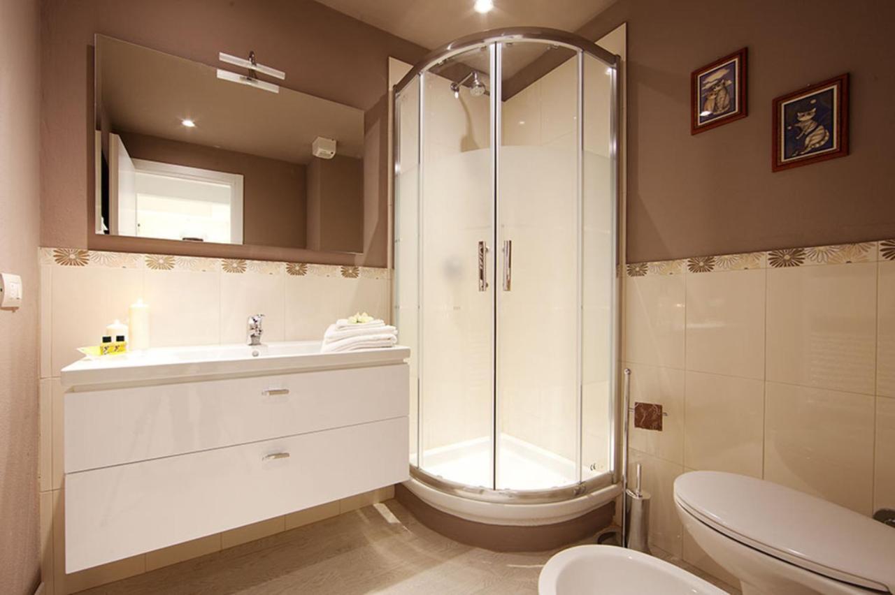 Deluxe One-Bedroom Apartment