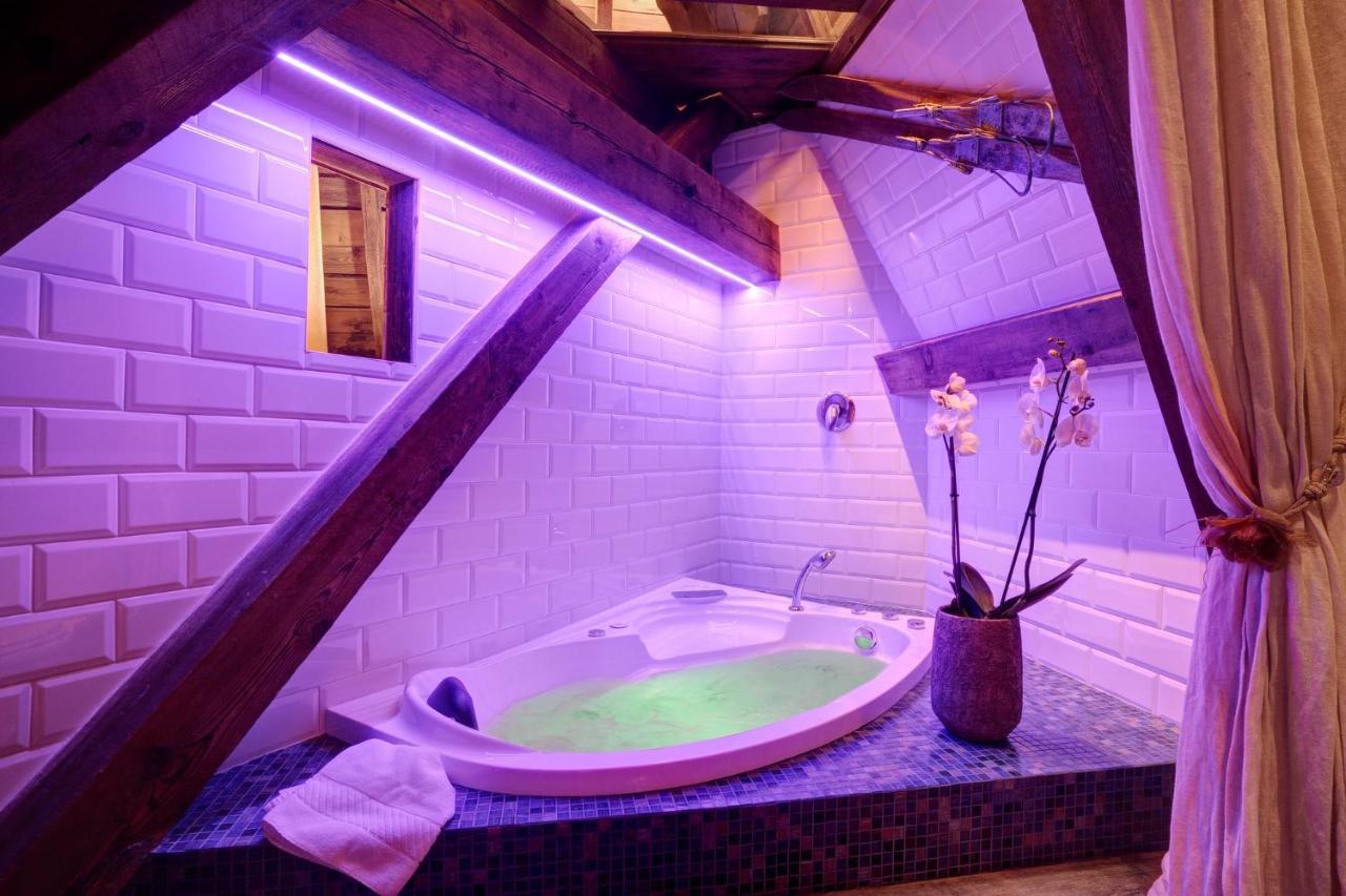 Honeymoon Double Room Air-Conditioning