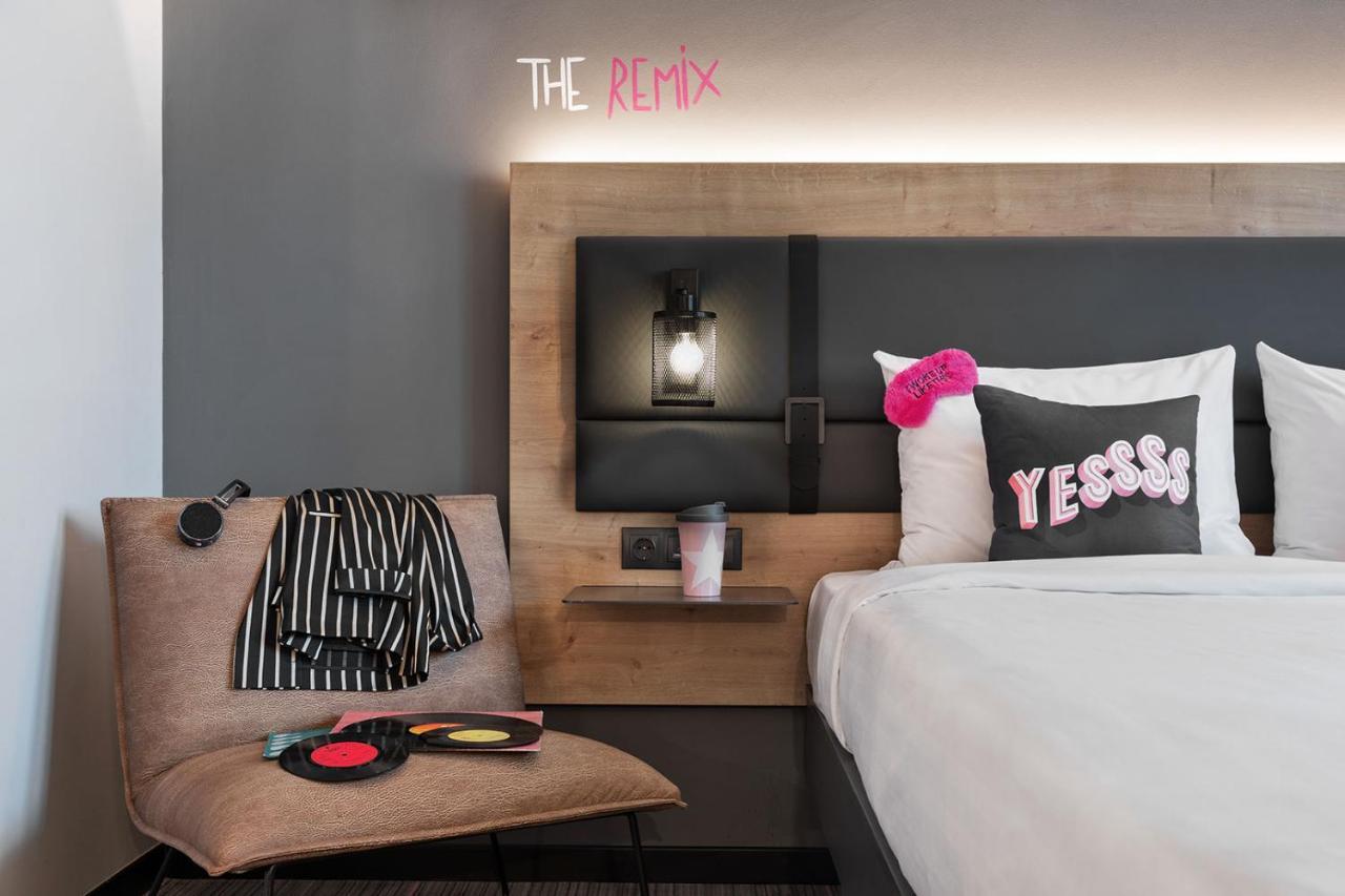 Moxy Superior Guest room 1 Queen Street view