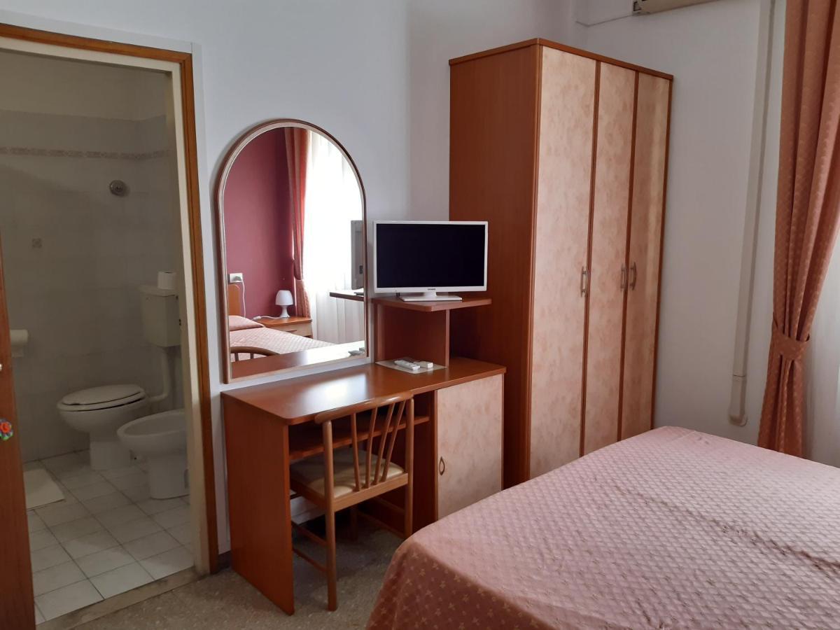 Camera Matrimoniale/Doppia con Letti Singoli con Bagno Privato