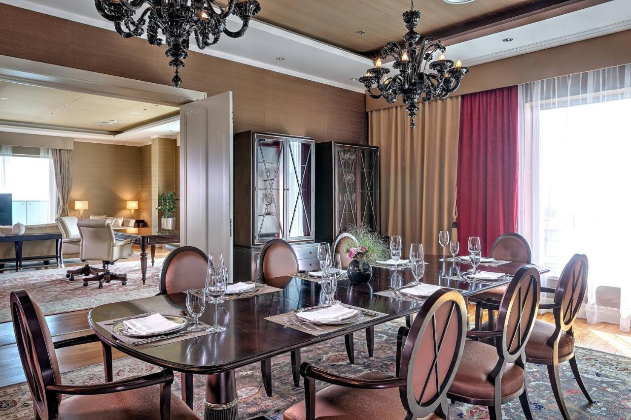Presidential Suite Grand Living Room access level 1 King