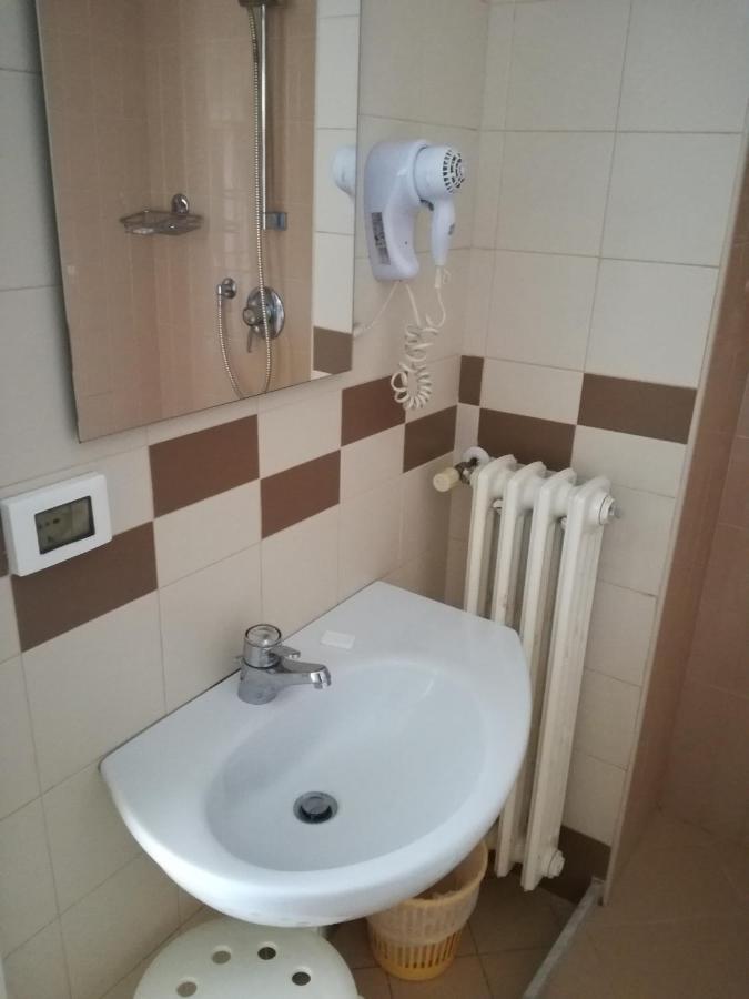 Twin Room,1683821655:JPEG