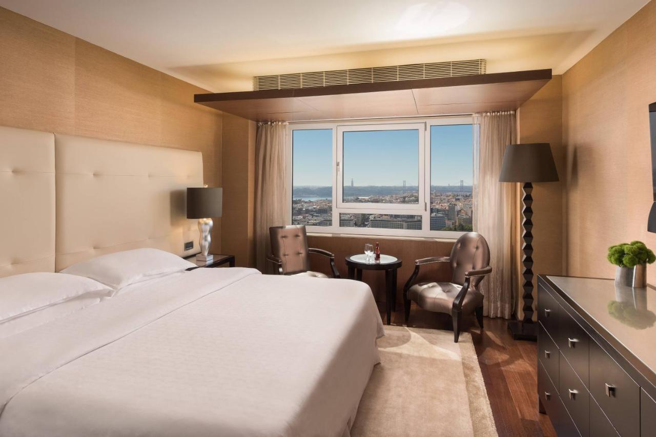 Executive Suite Club lounge access 1 Queen Skyline view