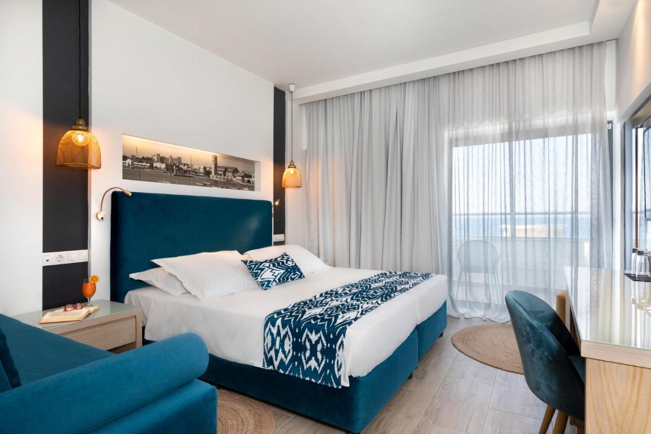 Camera Superior Matrimoniale/Doppia con Letti Singoli con Divano-Letto, Balcone e Vista Mare