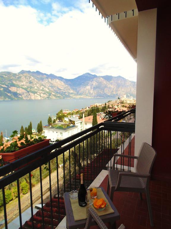 Camera Matrimoniale con Bagno Privato Esterno, Balcone e Vista Lago