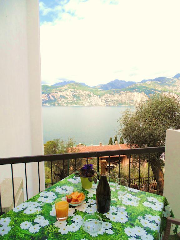 Camera Matrimoniale con Balcone Laterale e Vista Lago