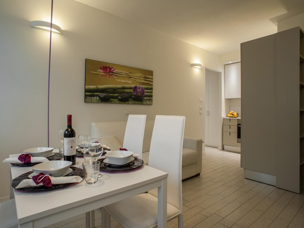 Deluxe One-Bedroom Apartment