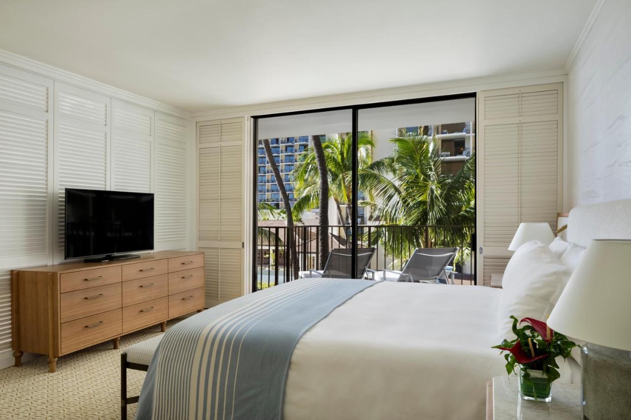 Suite accessibile con letto matrimoniale con vista sulla piscina