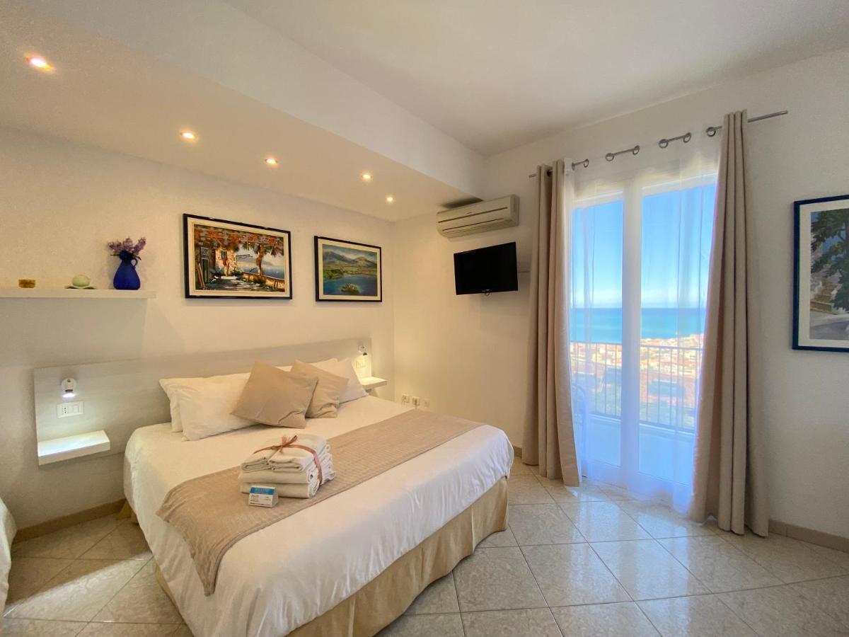 Camera Tripla con Balcone e Vista Mare