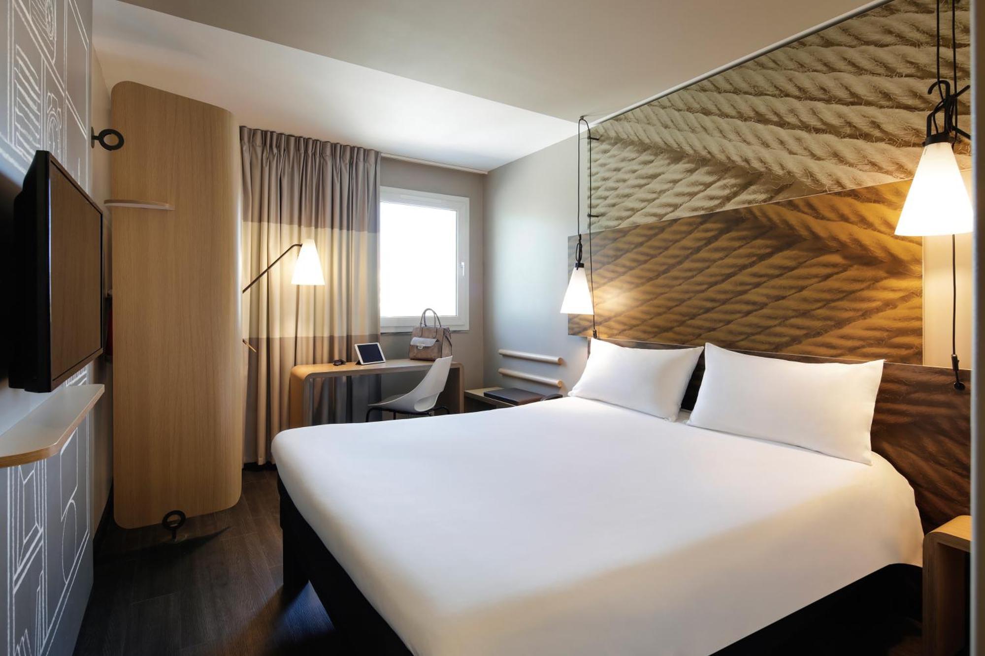 Suite One Double-Size Sweet Bed