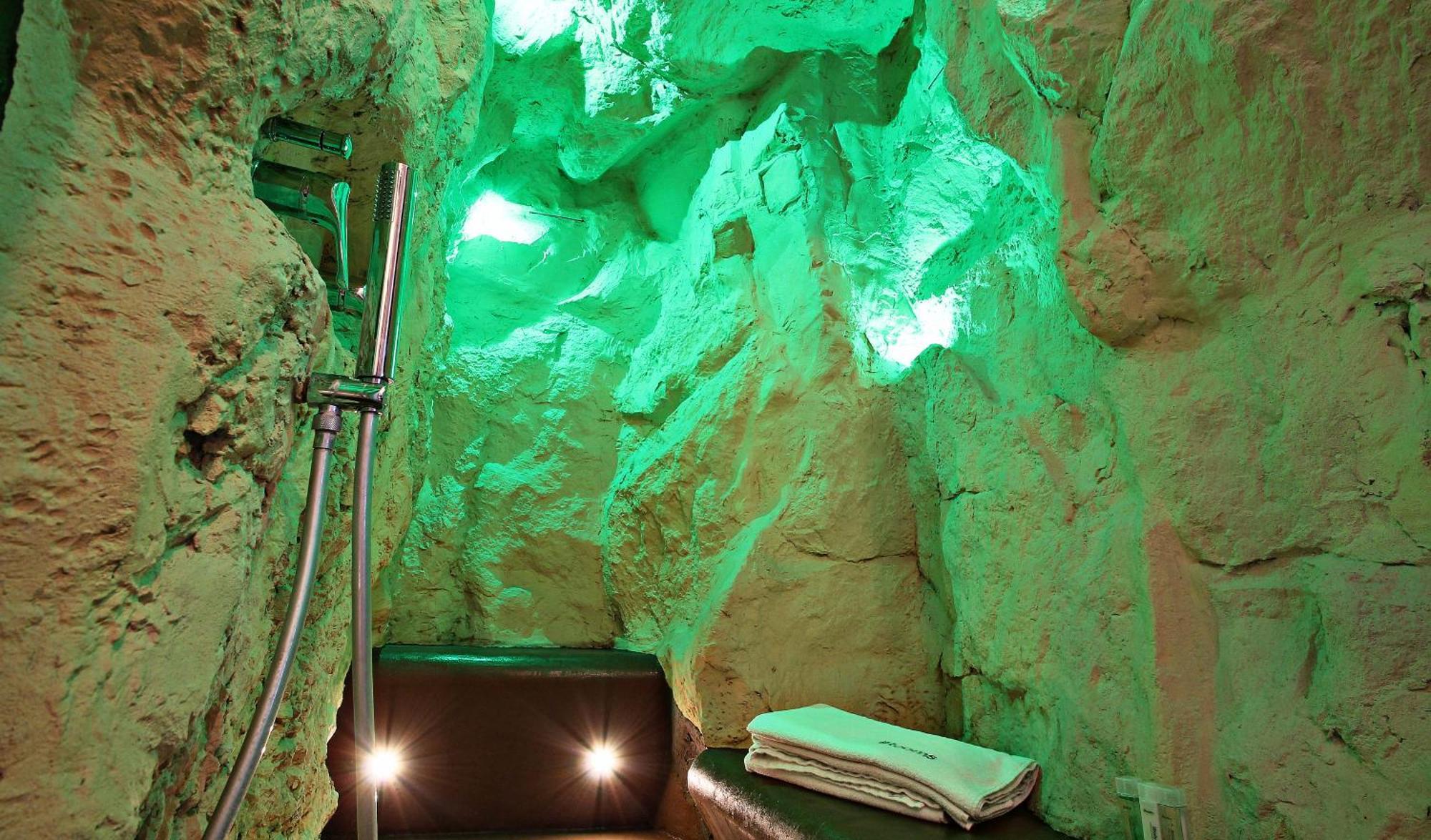 Superior Double Room Grotto Shower