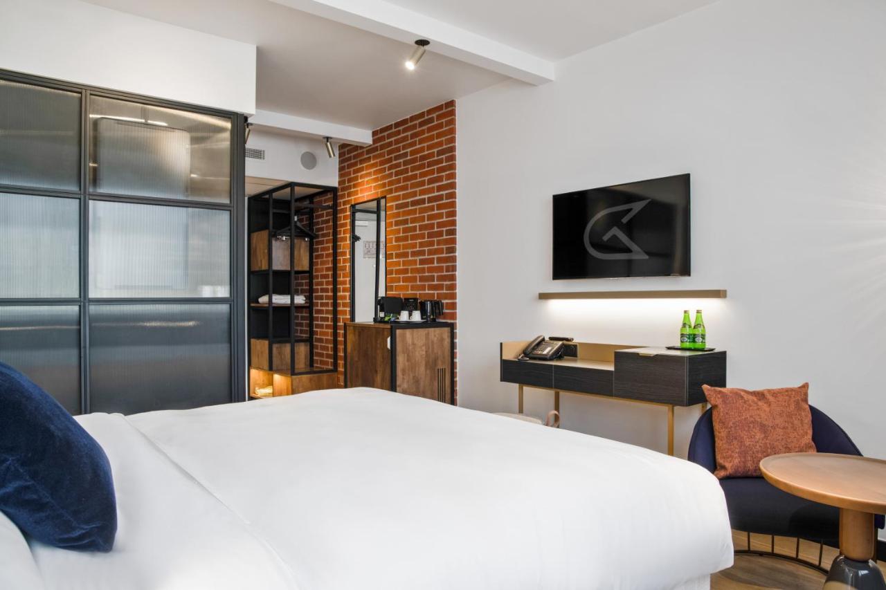 Executive Room One Queen Bed