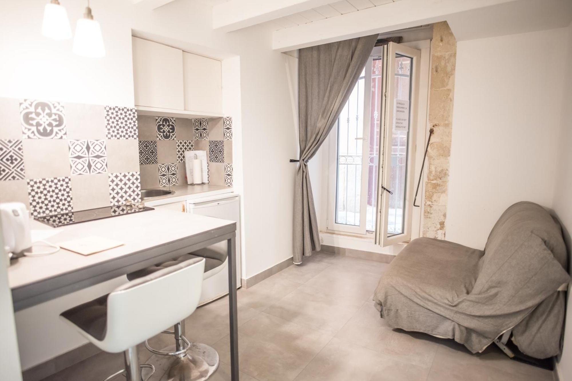 Studio Apartment Split Level Ground Floor