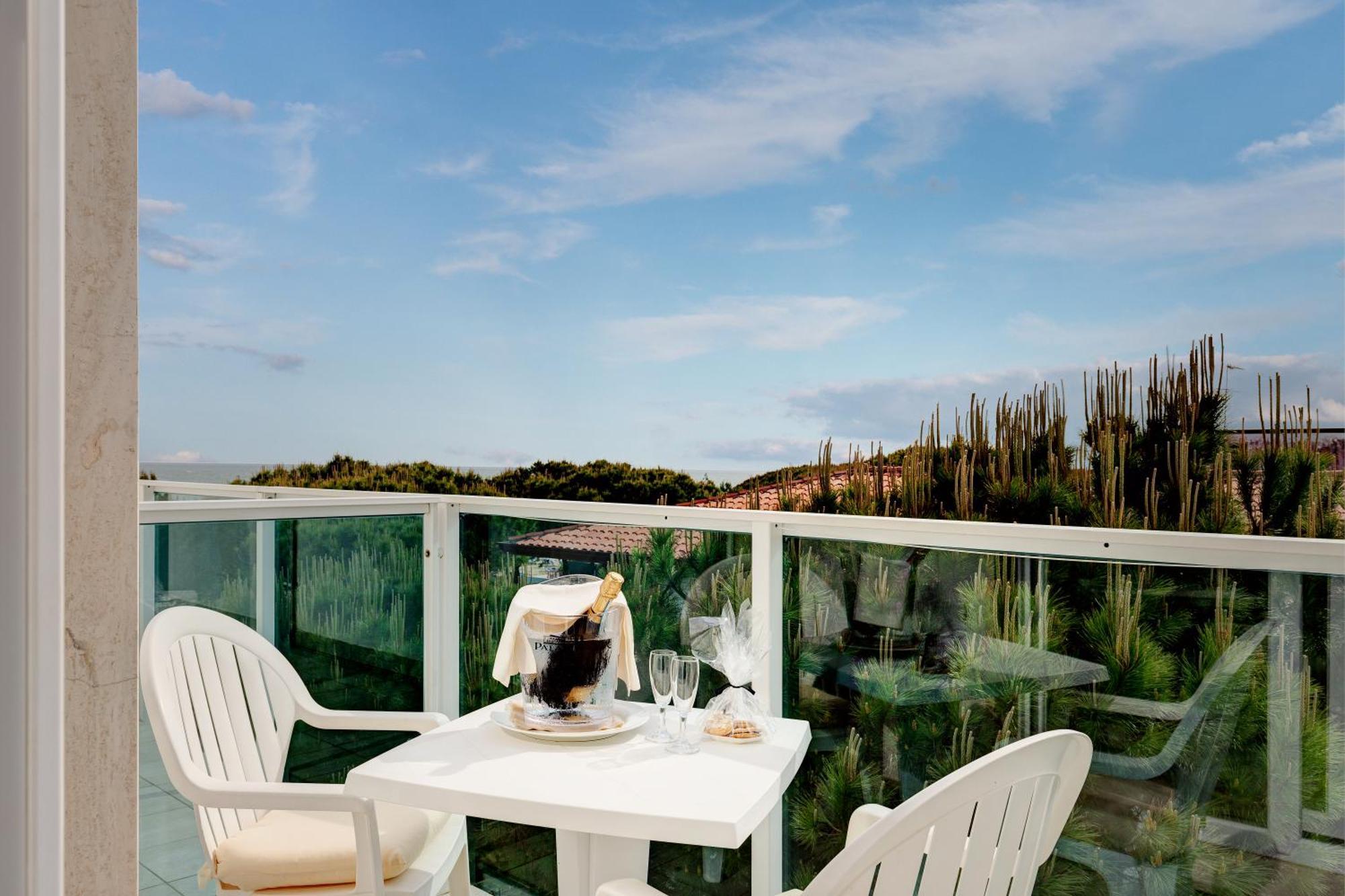 Camera Matrimoniale/Doppia con Letti Singoli con Vista Mare Parziale