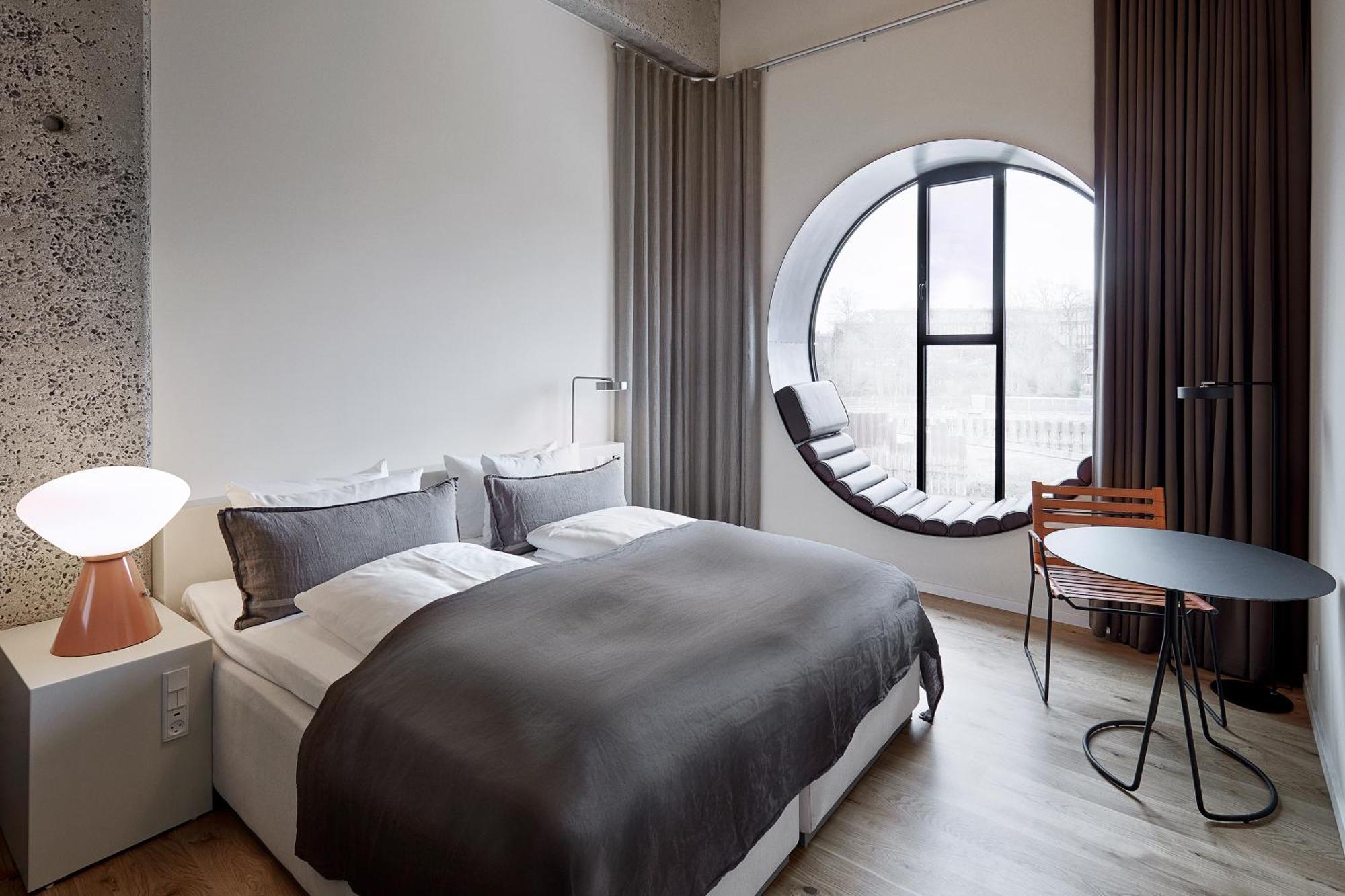 Deluxe Double Room Round Window