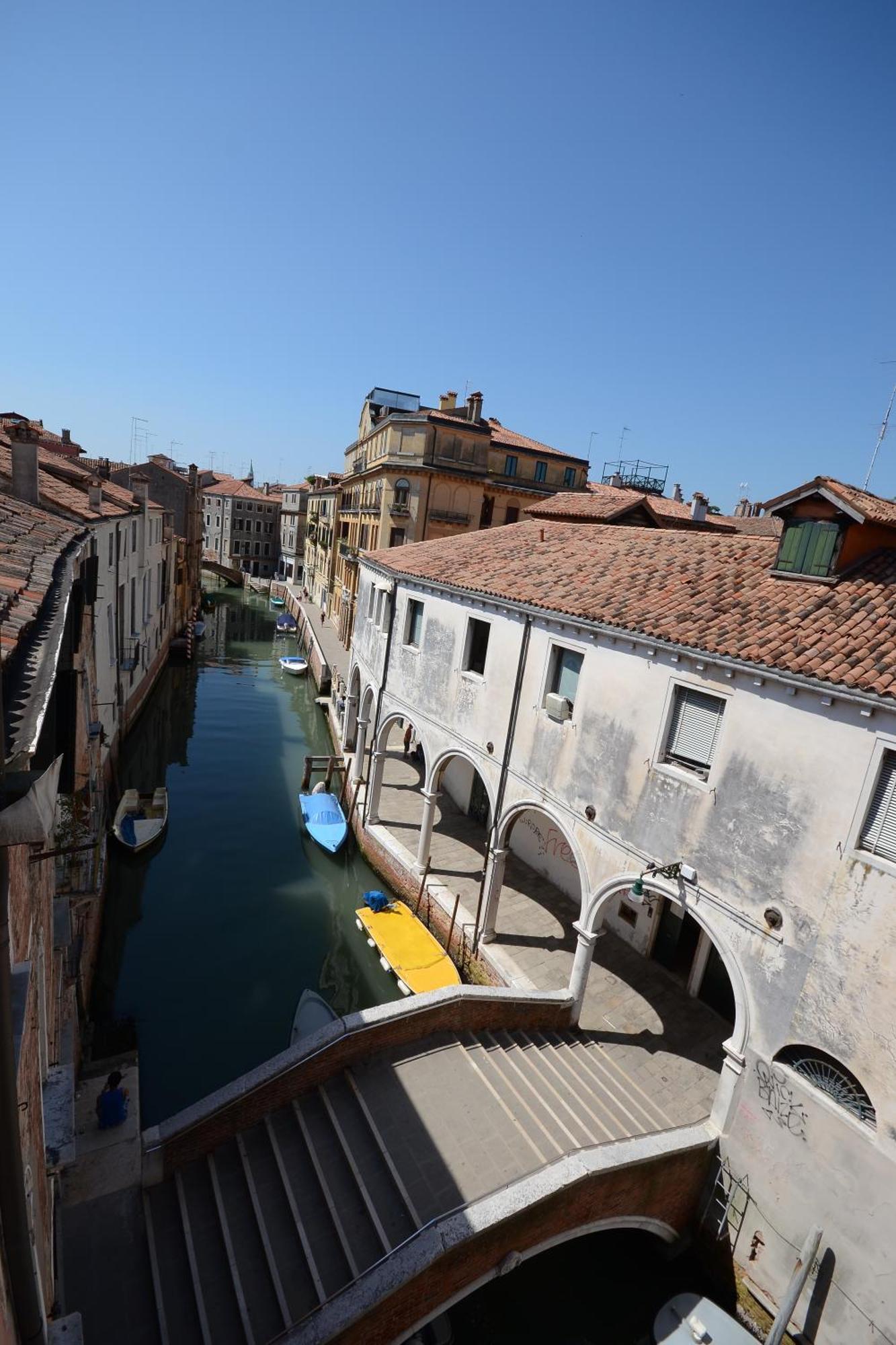 Appartamento con 3 Camere da Letto e Vista sul Canale