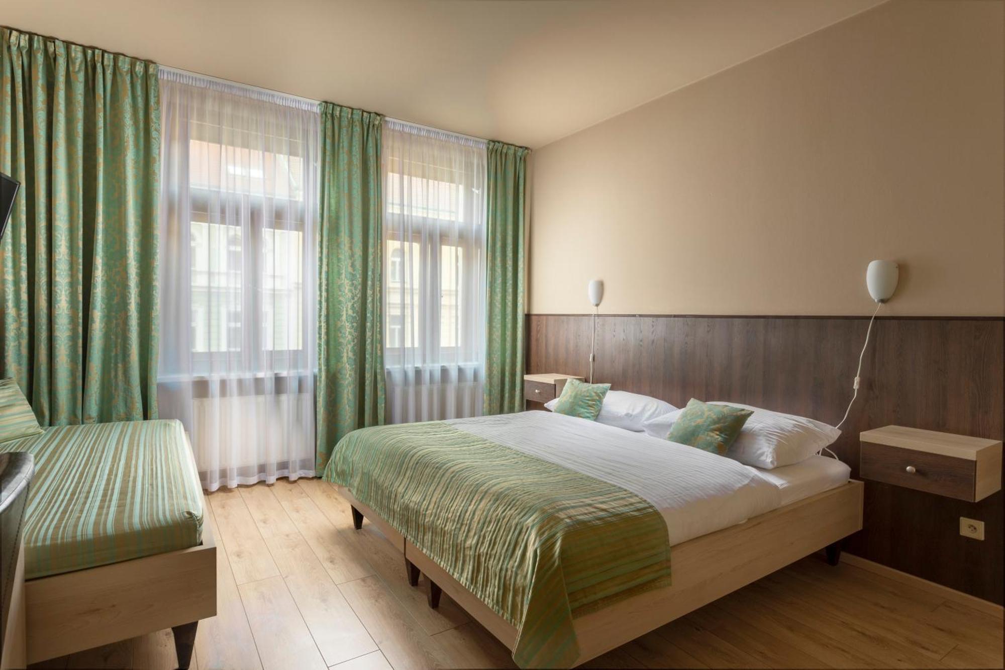 Camera Matrimoniale Standard con Letto Supplementare