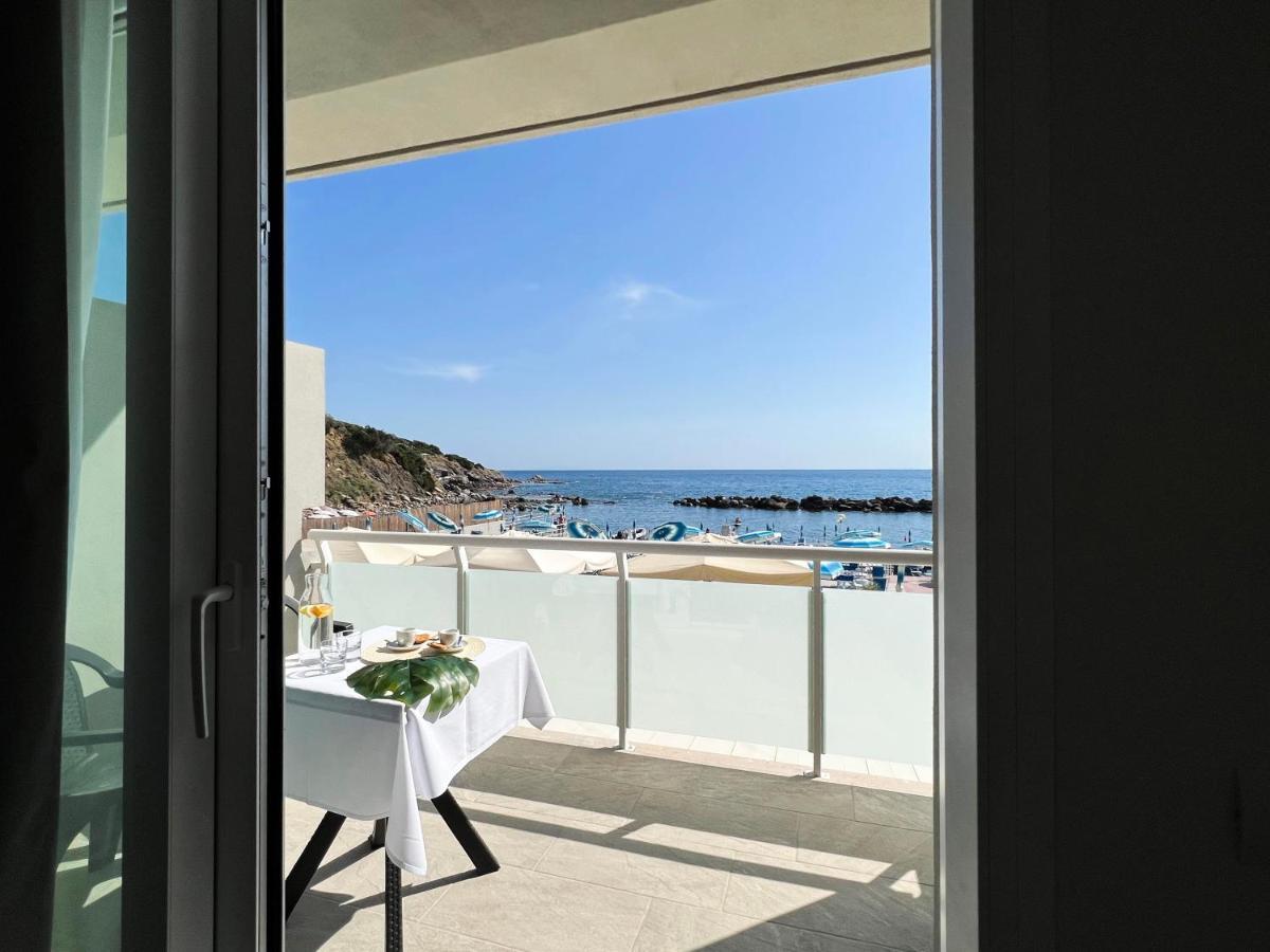 Camera Tripla con Vista Mare e Accesso Spiaggia
