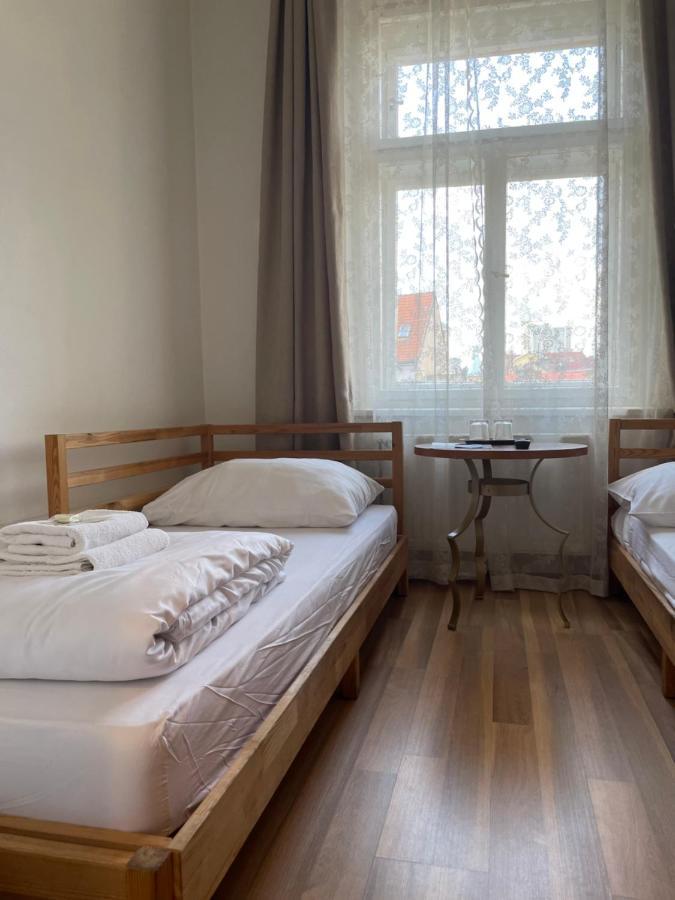 Camera Doppia con Letti Singoli e Bagno in Comune