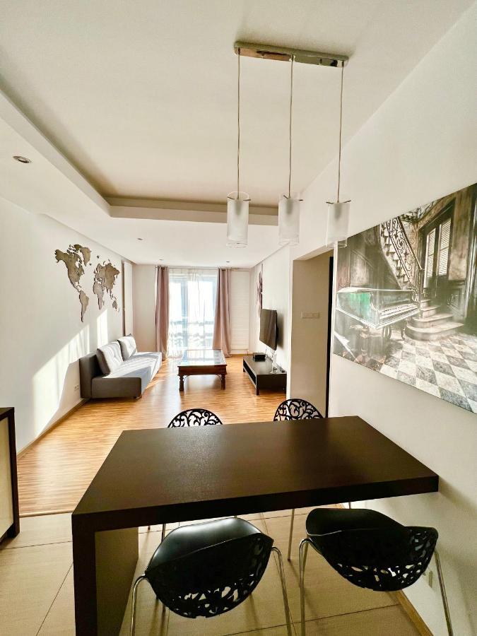 Deluxe One-Bedroom Apartment