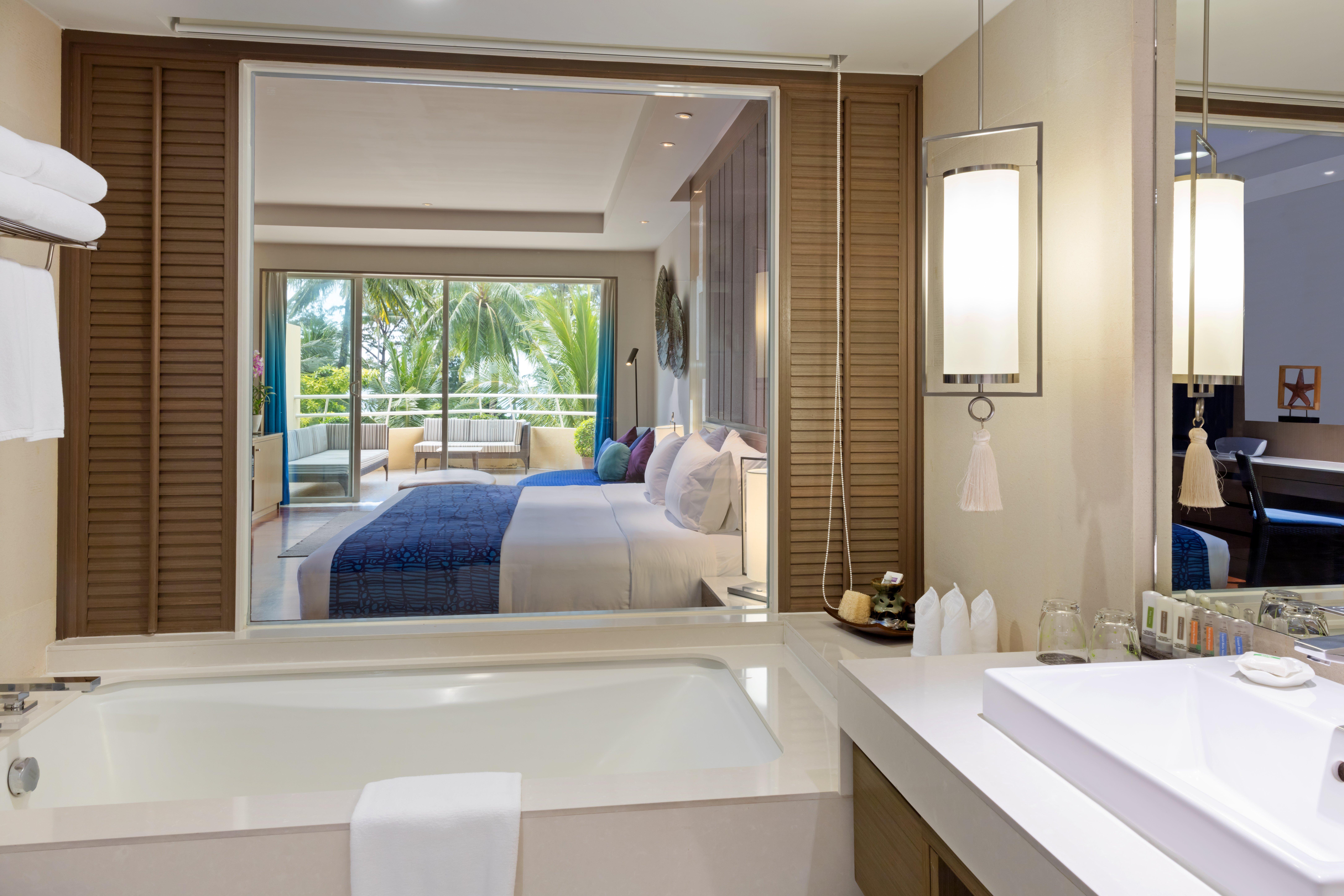 Suite con 1 Letto King-Size, Vista Piscina e Balcone Arredato
