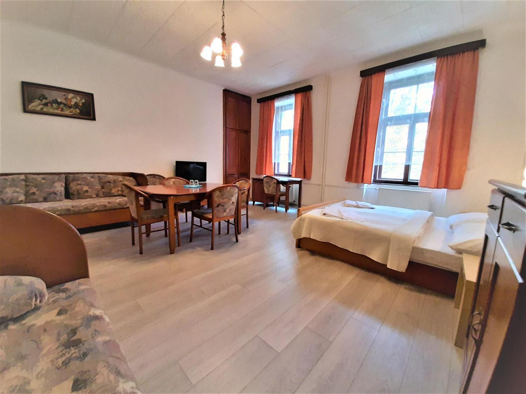 Quintuple Room