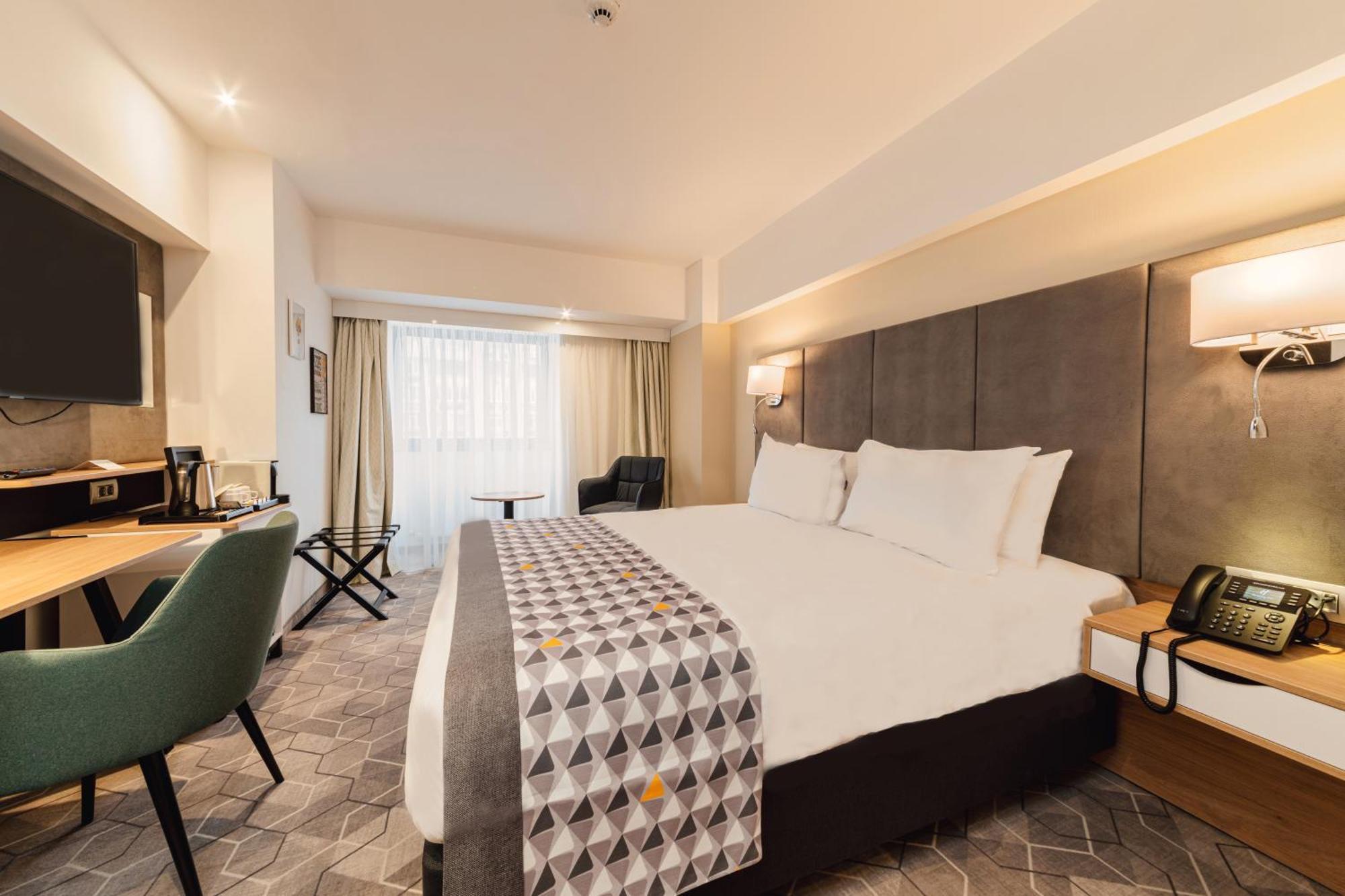 Standard Queen Room