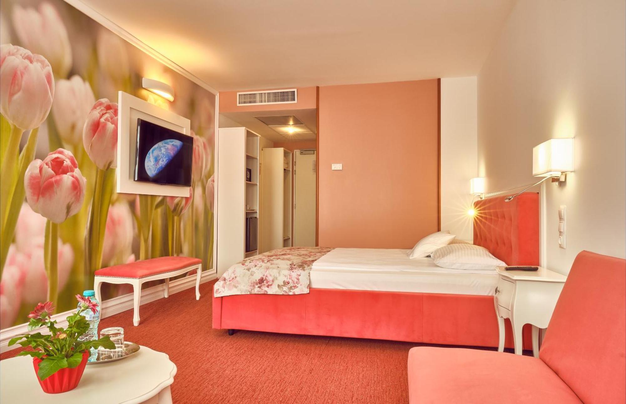 Deluxe Double Room sofa Palace of Parliament view