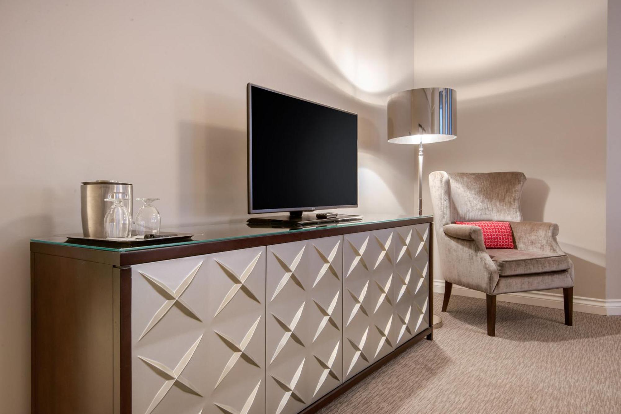Luxury Executive Suite 1 King Bed