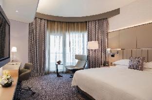 One Bedroom Suite Club Lounge Access