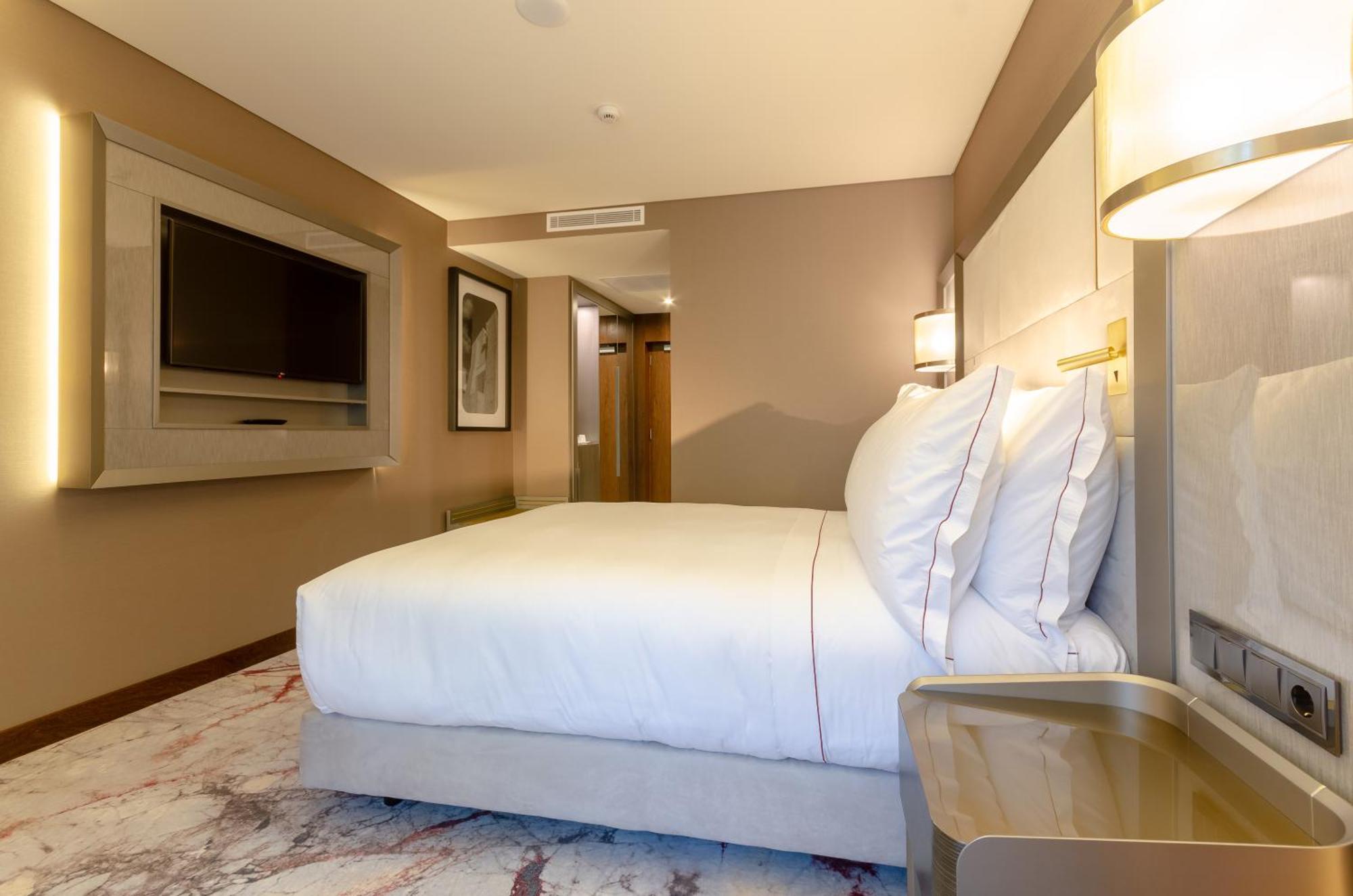 Superior Double Room Avenue View