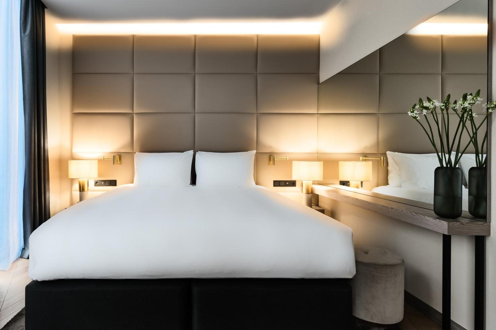One-Bedroom Suite City View Top Floor or Lounge Access