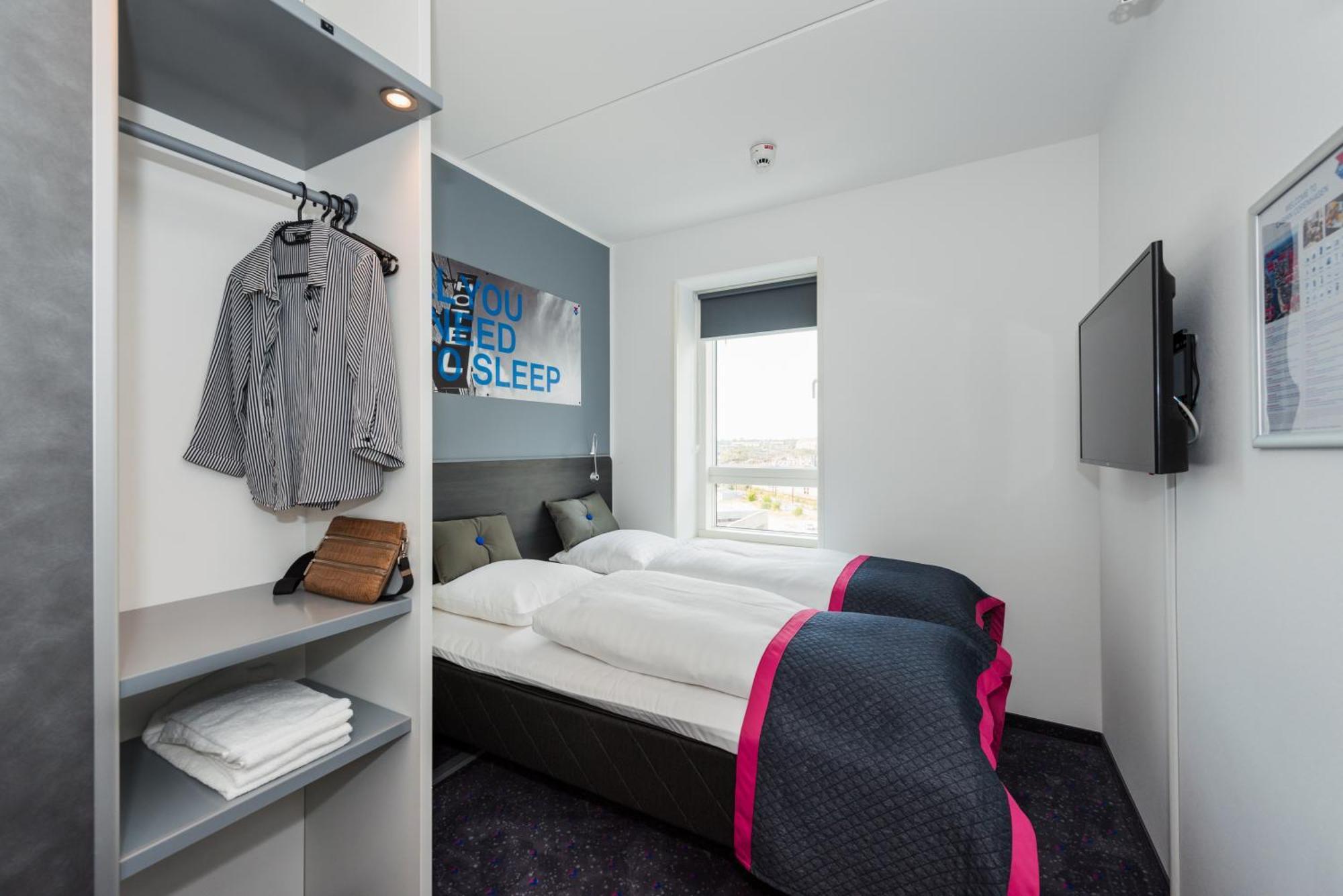 Commodore Room Twin Beds