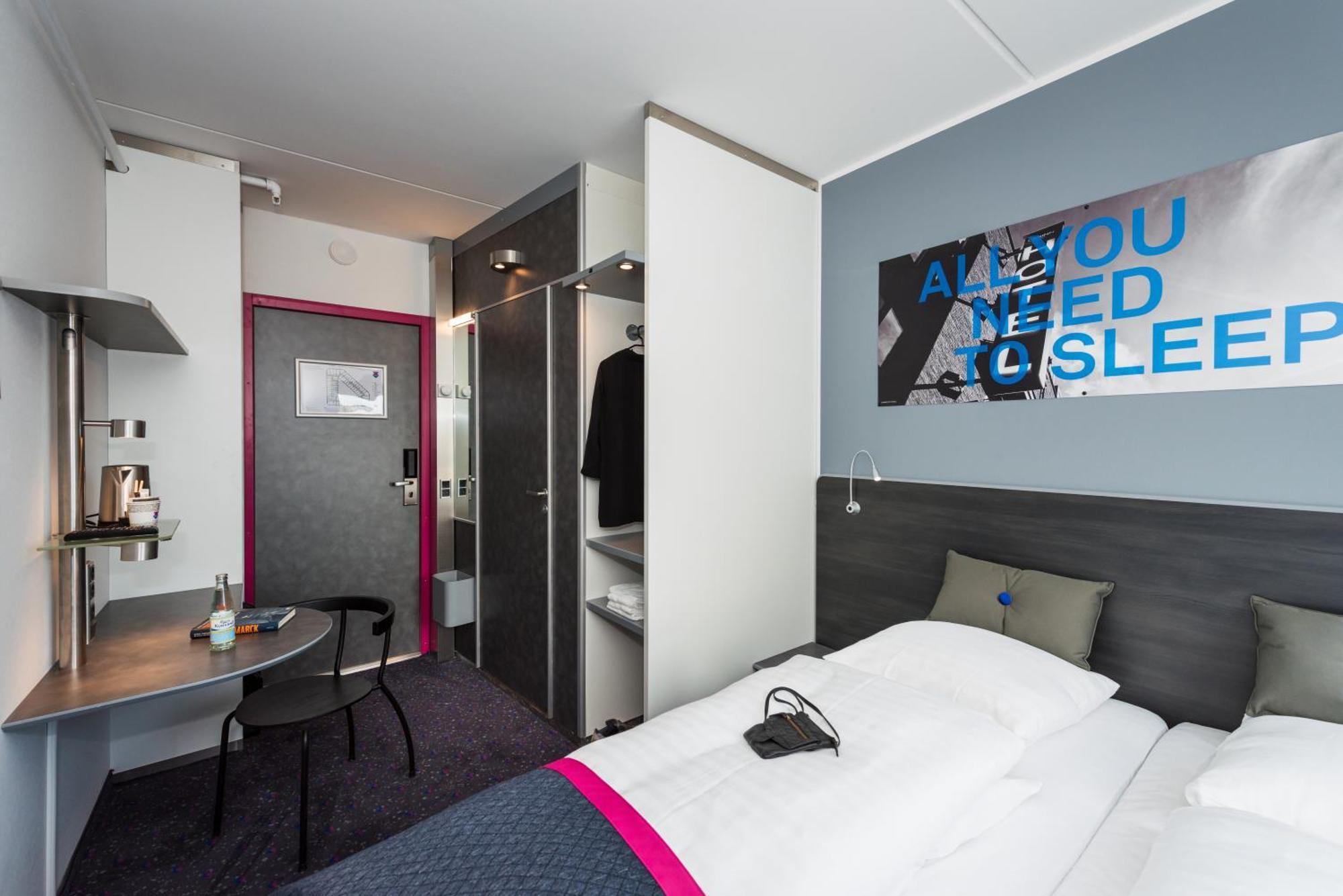 Commodore Room Twin Beds