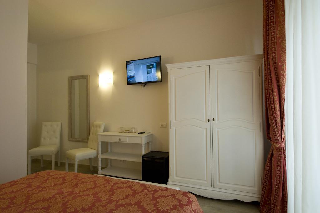 Two Connecting Double Rooms,814917062:JPEG