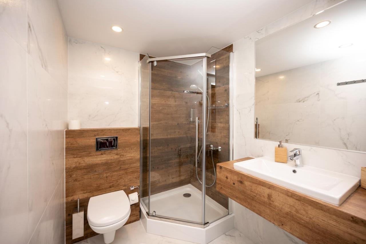 Quadruple Room Shower